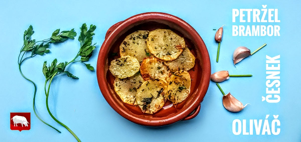 Recept: Pečené plátky brambor s olivovým olejem, petrželí a česnekem