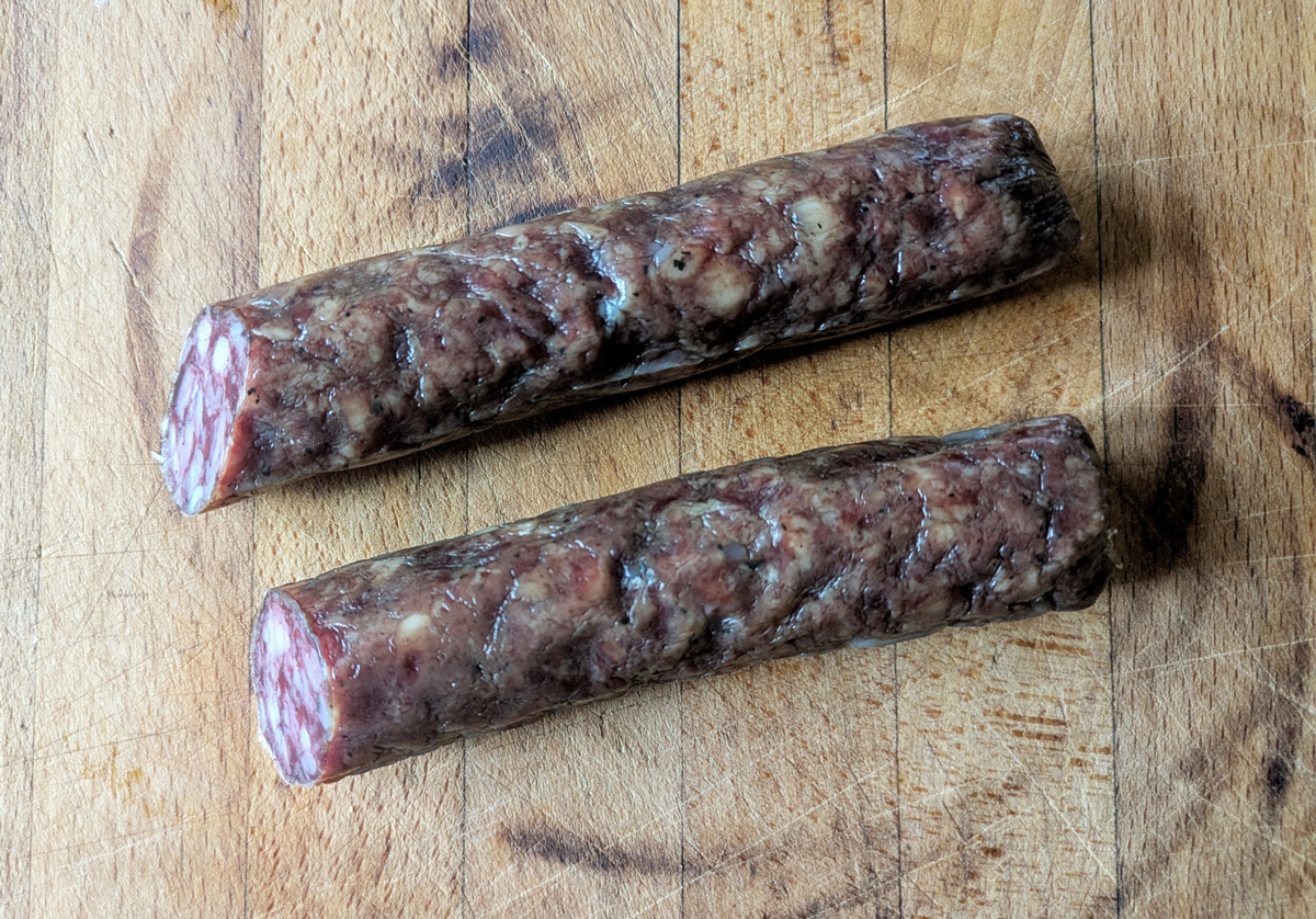 fuet ibérico - detail struktury masa po nakrájení